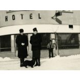Elegáns hölgyek a Hotel előtt, Rahó, Kárpátalja, kutya, utcakép, Horthy-korszak, 1940-es évek, Eredeti fotó, papírkép. 