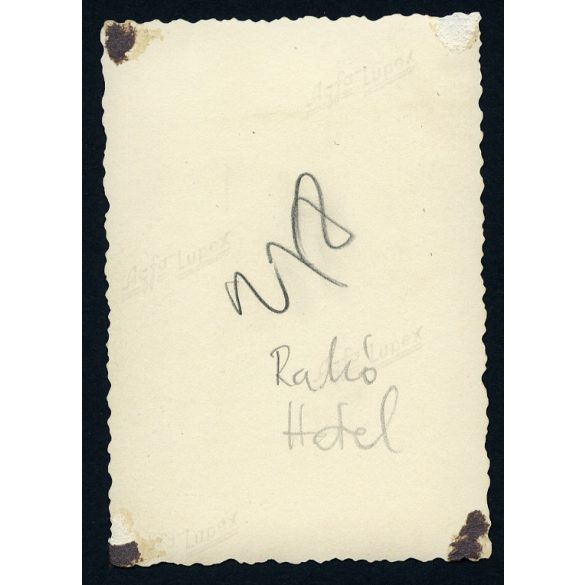 Elegáns hölgyek a Hotel előtt, Rahó, Kárpátalja, kutya, utcakép, Horthy-korszak, 1940-es évek, Eredeti fotó, papírkép. 