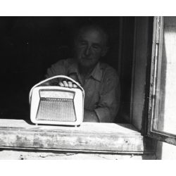   Orion Terta 1004 tranzisztoros táskarádió, Magyarország, idős úr az ablakban, technikatörténet, szocializmus, 1960-as évek, Eredeti fotó, papírkép.  