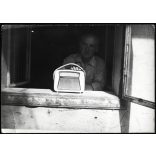 Orion Terta 1004 tranzisztoros táskarádió, Magyarország, idős úr az ablakban, technikatörténet, szocializmus, 1960-as évek, Eredeti fotó, papírkép.  