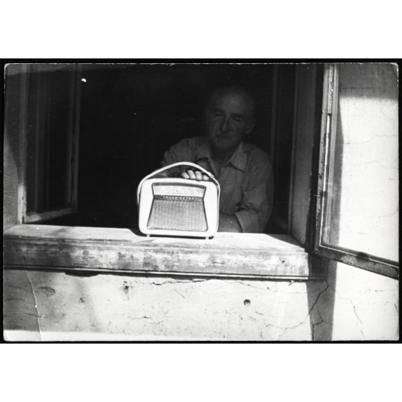 Orion Terta 1004 tranzisztoros táskarádió, Magyarország, idős úr az ablakban, technikatörténet, szocializmus, 1960-as évek, Eredeti fotó, papírkép.  