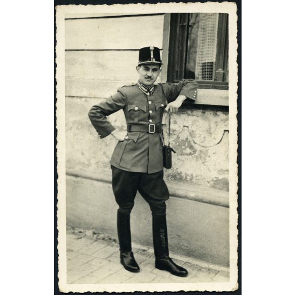 Magyar katona, zászlós egyenruhában, csizmában, 2. világháború, Horthy-korszak, 1940-es évek, Eredeti fotó, papírkép. 