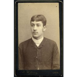   Kofsyna műterem, Lugos, Erdély,  hátoldalon nevesített elegáns fiatalember, férfi portréja, 1890-es évek, Eredeti CDV, hátulján feliratozott vizitkártya fotó (Zsinas Dudi ((?)) törvényszéki elnök).  