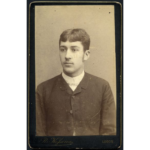 Kofsyna műterem, Lugos, Erdély,  hátoldalon nevesített elegáns fiatalember, férfi portréja, 1890-es évek, Eredeti CDV, hátulján feliratozott vizitkártya fotó (Zsinas Dudi ((?)) törvényszéki elnök).  