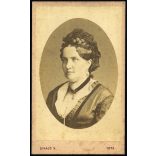 Divald műterem, Eperjes, Felvidék, elegáns előkelő hölgy gyönyörű hajjal, monarchia, 1875., 1870-es évek, Eredeti CDV, vizitkártya fotó.