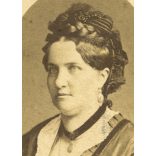 Divald műterem, Eperjes, Felvidék, elegáns előkelő hölgy gyönyörű hajjal, monarchia, 1875., 1870-es évek, Eredeti CDV, vizitkártya fotó.