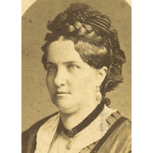 Divald műterem, Eperjes, Felvidék, elegáns előkelő hölgy gyönyörű hajjal, monarchia, 1875., 1870-es évek, Eredeti CDV, vizitkártya fotó.