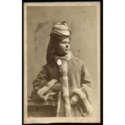   Divald műterem, Eperjes, Felvidék, elegáns előkelő fiatal hölgy szőrmés télikabátban, különös kalapban, monarchia, 1875., 1870-es évek, Eredeti CDV, vizitkártya fotó, alja vágott, felülete sérült, fol
