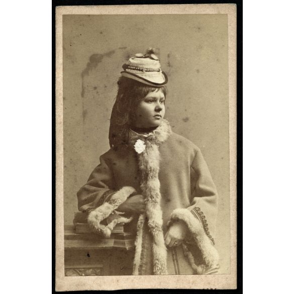 Divald műterem, Eperjes, Felvidék, elegáns előkelő fiatal hölgy szőrmés télikabátban, különös kalapban, monarchia, 1875., 1870-es évek, Eredeti CDV, vizitkártya fotó, alja vágott, felülete sérült, fol