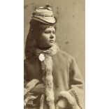 Divald műterem, Eperjes, Felvidék, elegáns előkelő fiatal hölgy szőrmés télikabátban, különös kalapban, monarchia, 1875., 1870-es évek, Eredeti CDV, vizitkártya fotó, alja vágott, felülete sérült, fol