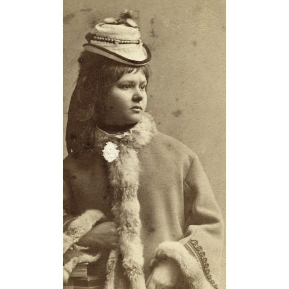 Divald műterem, Eperjes, Felvidék, elegáns előkelő fiatal hölgy szőrmés télikabátban, különös kalapban, monarchia, 1875., 1870-es évek, Eredeti CDV, vizitkártya fotó, alja vágott, felülete sérült, fol