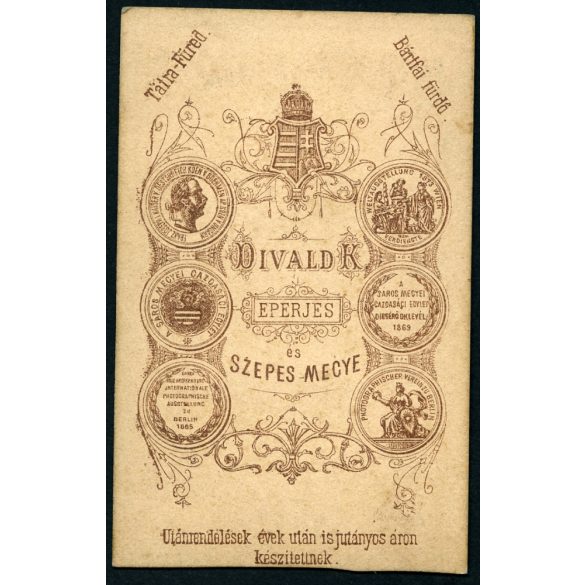 Divald műterem, Eperjes, Felvidék, elegáns előkelő fiatal hölgy szőrmés télikabátban, különös kalapban, monarchia, 1875., 1870-es évek, Eredeti CDV, vizitkártya fotó, alja vágott, felülete sérült, fol