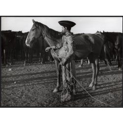   Nagyobb méret, Szendrő István fotóművészeti alkotása, lovász a lovával, pipa, kalap, állatok, lovak, 1930-as évek. Eredeti, pecséttel jelzett fotó, papírkép, Agfa Brovira papíron. 