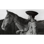 Nagyobb méret, Szendrő István fotóművészeti alkotása, lovász a lovával, pipa, kalap, állatok, lovak, 1930-as évek. Eredeti, pecséttel jelzett fotó, papírkép, Agfa Brovira papíron. 