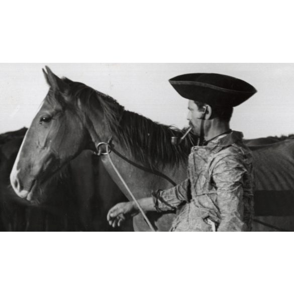 Nagyobb méret, Szendrő István fotóművészeti alkotása, lovász a lovával, pipa, kalap, állatok, lovak, 1930-as évek. Eredeti, pecséttel jelzett fotó, papírkép, Agfa Brovira papíron. 