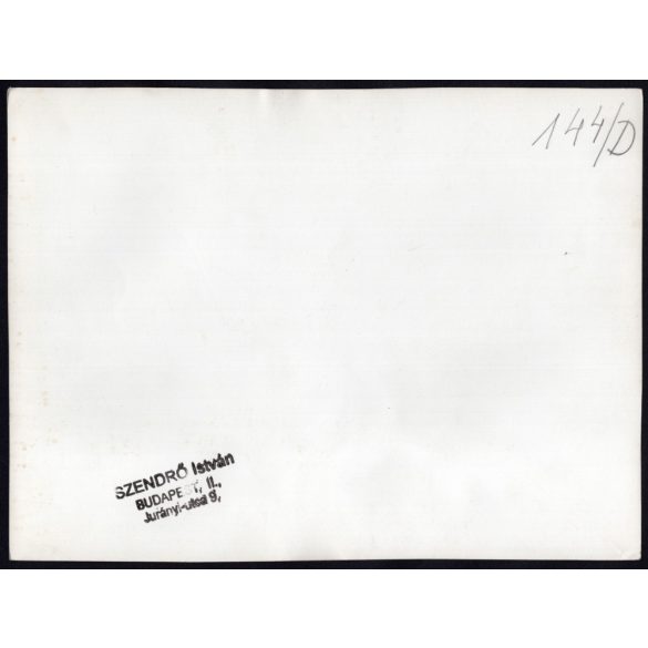 Nagyobb méret, Szendrő István fotóművészeti alkotása, kukoricafosztás a tanyán, népviselet, néprajz, udvar, 1930-as évek. Eredeti, pecséttel jelzett fotó, papírkép. Dekorációnak, ajándéknak is kiváló.