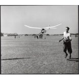 Nagyobb méret, Szendrő István fotóművészeti alkotása, robbanómotoros repülőgépmodellel a reptéren, 1930-as évek. Eredeti, pecséttel jelzett fotó, papírkép, Agfa Brovira papíron. 