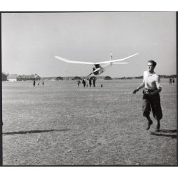   Nagyobb méret, Szendrő István fotóművészeti alkotása, robbanómotoros repülőgépmodellel a reptéren, 1930-as évek. Eredeti, pecséttel jelzett fotó, papírkép, Agfa Brovira papíron. 