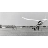 Nagyobb méret, Szendrő István fotóművészeti alkotása, robbanómotoros repülőgépmodellel a reptéren, 1930-as évek. Eredeti, pecséttel jelzett fotó, papírkép, Agfa Brovira papíron. 