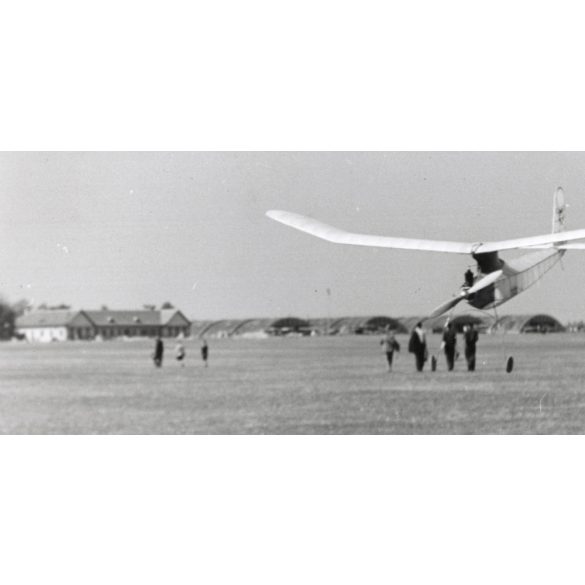 Nagyobb méret, Szendrő István fotóművészeti alkotása, robbanómotoros repülőgépmodellel a reptéren, 1930-as évek. Eredeti, pecséttel jelzett fotó, papírkép, Agfa Brovira papíron. 