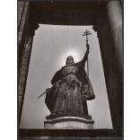 Nagyobb méret, Szendrő István fotóművészeti alkotása, Szent István király szobra a Hősök terén, Budapest, 1930-as évek. Eredeti, pecséttel jelzett fotó, papírkép, Agfa Brovira papíron. 