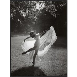   Nagyobb méret, Szendrő István fotóművészeti alkotása, tánc a természetben, balett, fátyol, szoknya, 1930-as évek. Eredeti, pecséttel jelzett fotó, papírkép, Agfa Brovira papíron. 