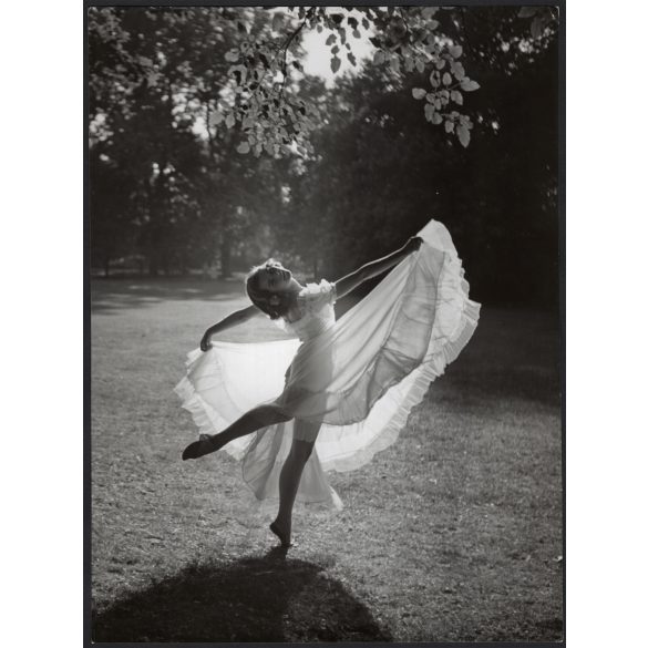 Nagyobb méret, Szendrő István fotóművészeti alkotása, tánc a természetben, balett, fátyol, szoknya, 1930-as évek. Eredeti, pecséttel jelzett fotó, papírkép, Agfa Brovira papíron. 