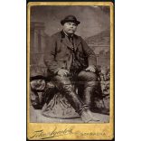 Tőke Ágoston műterme, Szabadka, Vajdaság, bajuszos úr csizmában, gyönyörű festett háttér a Lánchíddal, Budapesttel, különös, monarchia, 1890-es évek, Eredeti CDV, ritka vizitkártya fotó.   