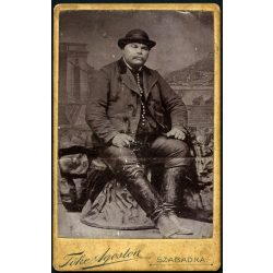   Tőke Ágoston műterme, Szabadka, Vajdaság, bajuszos úr csizmában, gyönyörű festett háttér a Lánchíddal, Budapesttel, különös, monarchia, 1890-es évek, Eredeti CDV, ritka vizitkártya fotó.   