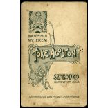 Tőke Ágoston műterme, Szabadka, Vajdaság, bajuszos úr csizmában, gyönyörű festett háttér a Lánchíddal, Budapesttel, különös, monarchia, 1890-es évek, Eredeti CDV, ritka vizitkártya fotó.   