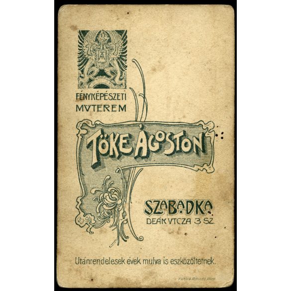 Tőke Ágoston műterme, Szabadka, Vajdaság, bajuszos úr csizmában, gyönyörű festett háttér a Lánchíddal, Budapesttel, különös, monarchia, 1890-es évek, Eredeti CDV, ritka vizitkártya fotó.   