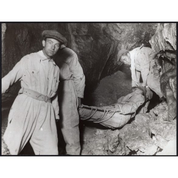 Nagyobb méret, Szendrő István fotóművészeti alkotása, sebesült a barlangban, mentőexpedíció, 1930-as évek. Eredeti, pecséttel jelzett fotó, papírkép. Dekorációnak, ajándéknak is kiváló. 