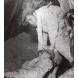 Nagyobb méret, Szendrő István fotóművészeti alkotása, sebesült a barlangban, mentőexpedíció, 1930-as évek. Eredeti, pecséttel jelzett fotó, papírkép. Dekorációnak, ajándéknak is kiváló. 