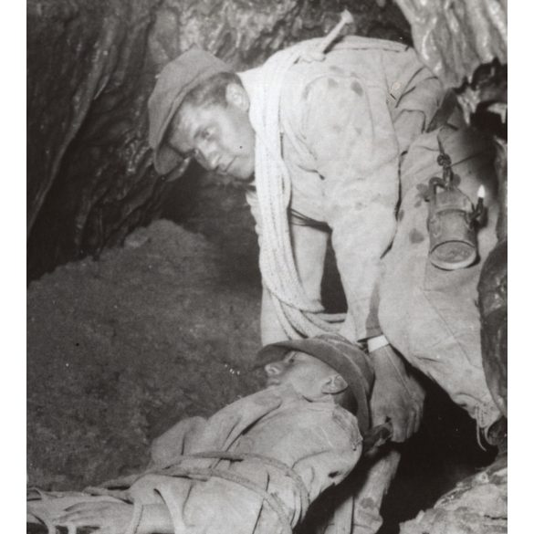Nagyobb méret, Szendrő István fotóművészeti alkotása, sebesült a barlangban, mentőexpedíció, 1930-as évek. Eredeti, pecséttel jelzett fotó, papírkép. Dekorációnak, ajándéknak is kiváló. 