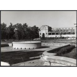   Nagyobb méret, Szendrő István fotóművészeti alkotása, a városligeti Iparcsarnok a 2. világháború után, Budapest, épület, szerkezet, 1945., 1940-es évek. Eredeti, pecséttel jelzett fotó, papírkép. 