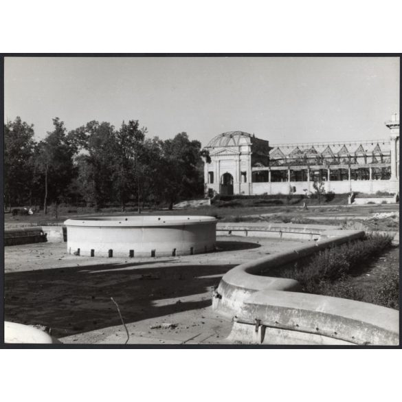 Nagyobb méret, Szendrő István fotóművészeti alkotása, a városligeti Iparcsarnok a 2. világháború után, Budapest, épület, szerkezet, 1945., 1940-es évek. Eredeti, pecséttel jelzett fotó, papírkép. 