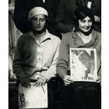 Eszperantó találkozó Magyarországon, eszperantó zászló, nemzetközi újságok, magazinok, eszperantó zászló, Horthy-korszak, tudomány, 1920-as évek, Eredeti fotó, papírkép. 