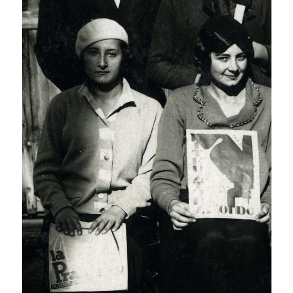 Eszperantó találkozó Magyarországon, eszperantó zászló, nemzetközi újságok, magazinok, eszperantó zászló, Horthy-korszak, tudomány, 1920-as évek, Eredeti fotó, papírkép. 