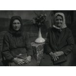 Ismeretlen vásári-alkalmi műterem, asszonyok retiküllel, Horthy-korszak, 1930-as évek, Eredeti fotó, hátulján feliratozott papírkép.  