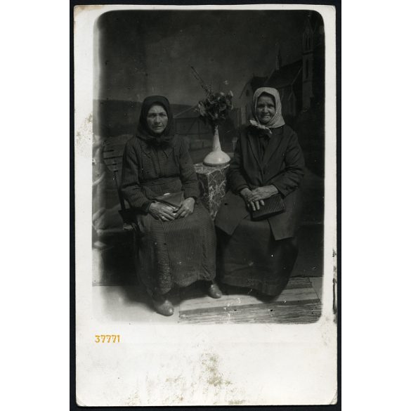 Ismeretlen vásári-alkalmi műterem, asszonyok retiküllel, Horthy-korszak, 1930-as évek, Eredeti fotó, hátulján feliratozott papírkép.  