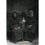 Ismeretlen vásári-alkalmi műterem, asszonyok retiküllel, Horthy-korszak, 1930-as évek, Eredeti fotó, hátulján feliratozott papírkép.  