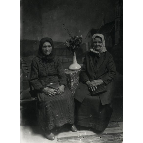 Ismeretlen vásári-alkalmi műterem, asszonyok retiküllel, Horthy-korszak, 1930-as évek, Eredeti fotó, hátulján feliratozott papírkép.  