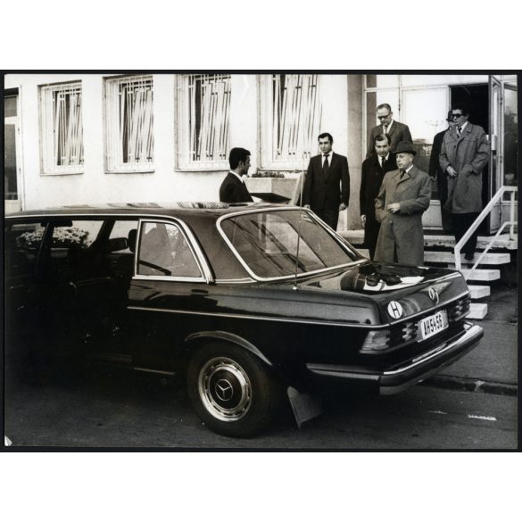 Nagyobb méret, magyar állami és pártvezetők Mercedes V 123 Pullman AH állami rendszámos autóval, jármű, közlekedés, szocializmus, 1980-as évek, Eredeti fotó, papírkép.   méret megközelítőleg (centimét