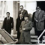 Nagyobb méret, magyar állami és pártvezetők Mercedes V 123 Pullman AH állami rendszámos autóval, jármű, közlekedés, szocializmus, 1980-as évek, Eredeti fotó, papírkép.   méret megközelítőleg (centimét