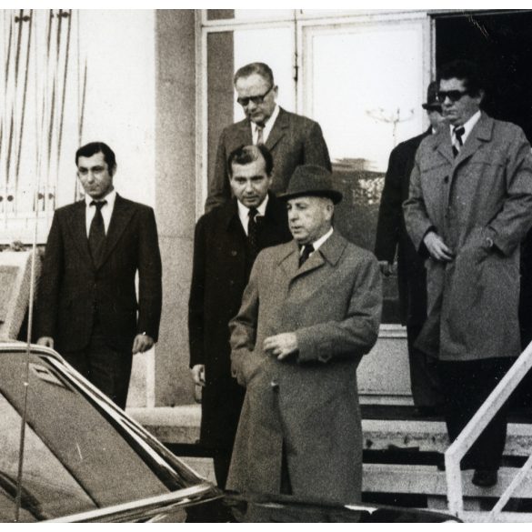 Nagyobb méret, magyar állami és pártvezetők Mercedes V 123 Pullman AH állami rendszámos autóval, jármű, közlekedés, szocializmus, 1980-as évek, Eredeti fotó, papírkép.   méret megközelítőleg (centimét