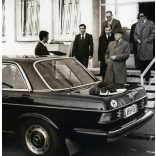 Nagyobb méret, magyar állami és pártvezetők Mercedes V 123 Pullman AH állami rendszámos autóval, jármű, közlekedés, szocializmus, 1980-as évek, Eredeti fotó, papírkép.   méret megközelítőleg (centimét
