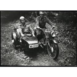   Magyar katonák magyar rendszámos Zündapp oldalkocsis motorkerékpárral, egyenruha, Magyar Néphadsereg, jármű, közlekedés, szocializmus, 1960-as évek, Eredeti fotó, papírkép.