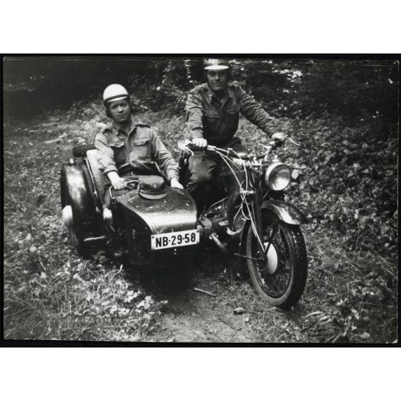 Magyar katonák magyar rendszámos Zündapp oldalkocsis motorkerékpárral, egyenruha, Magyar Néphadsereg, jármű, közlekedés, szocializmus, 1960-as évek, Eredeti fotó, papírkép.