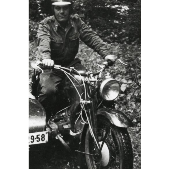 Magyar katonák magyar rendszámos Zündapp oldalkocsis motorkerékpárral, egyenruha, Magyar Néphadsereg, jármű, közlekedés, szocializmus, 1960-as évek, Eredeti fotó, papírkép.