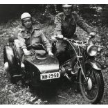 Magyar katonák magyar rendszámos Zündapp oldalkocsis motorkerékpárral, egyenruha, Magyar Néphadsereg, jármű, közlekedés, szocializmus, 1960-as évek, Eredeti fotó, papírkép.